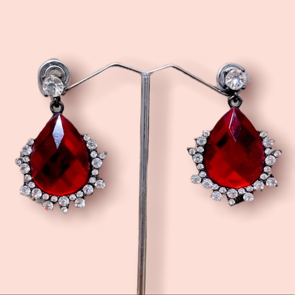 3/$20 Classic Hollywood Teardrop Earrings ❤️